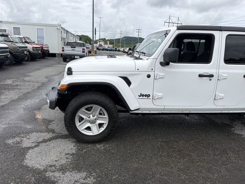 Used 2023 Jeep Gladiator Sport AWD/4WD image 9