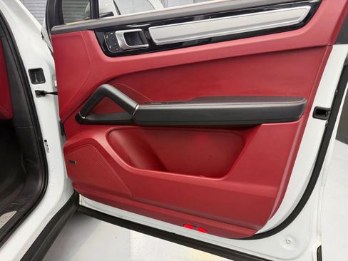 Used 2022 Porsche Cayenne Platinum Edition w/ Premium Package Plus image 20