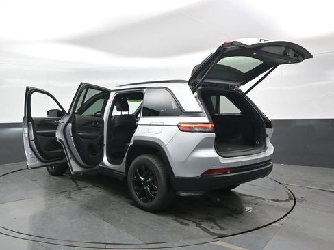 Used 2025 Jeep Grand Cherokee Altitude AWD/4WD image 50