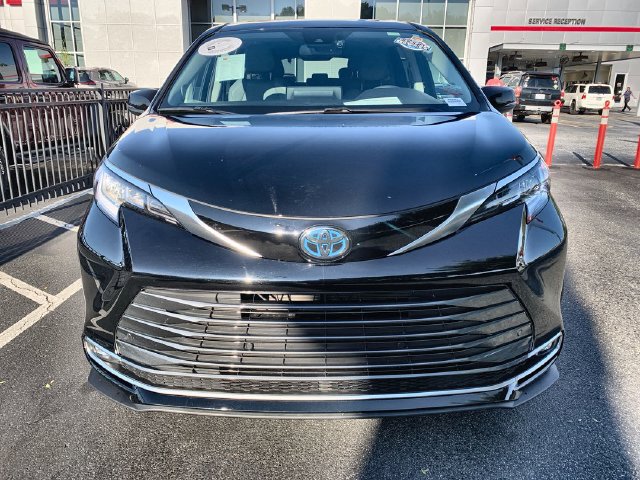 Used 2023 Toyota Sienna Limited FWD image 3