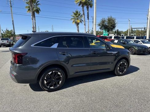 Used 2024 Kia Sorento S image 2