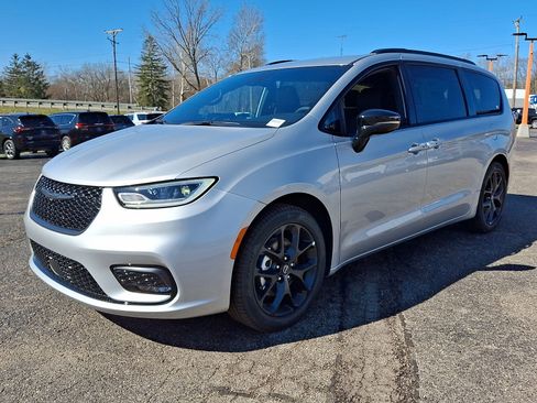 New 2026 Chrysler Pacifica Select w/ S Appearance Package FWD image 16
