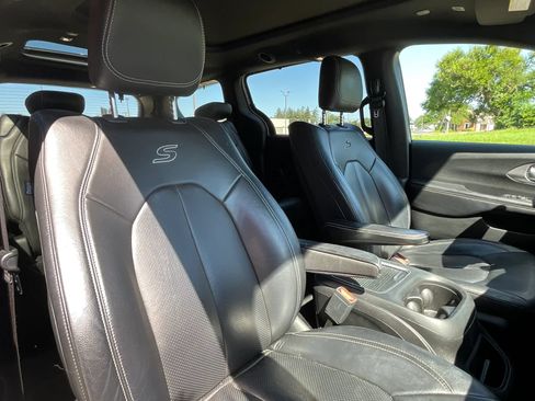 Used 2018 Chrysler Pacifica Touring-L Plus w/ Advanced Safetytec Group FWD image 18
