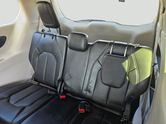 Used 2024 Chrysler Pacifica Touring-L FWD image 15