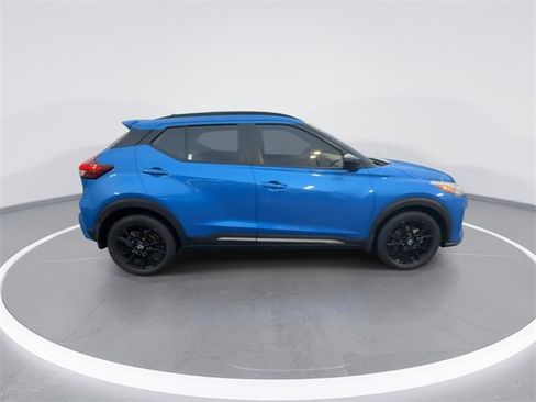 Used 2022 Nissan Kicks SR w/ Premium Package image 9