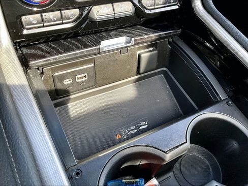 Used 2021 GMC Yukon Denali w/ Denali Premium Package image 32