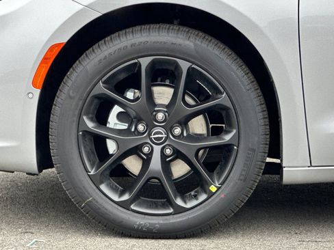 New 2026 Chrysler Pacifica Limited w/ Uconnect Theater Family Group FWD image 34