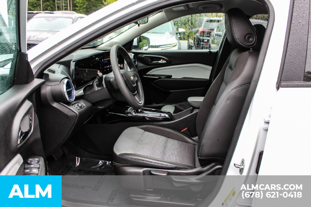 Used 2025 Chevrolet Trax LT FWD image 16