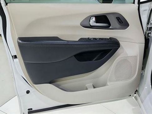 Used 2019 Chrysler Pacifica Limited FWD image 22