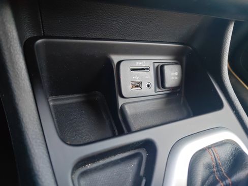 Used 2018 Jeep Cherokee Limited image 18