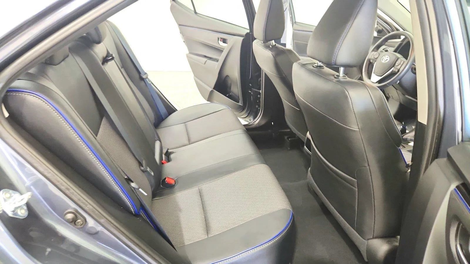 Used 2018 Toyota Corolla SE w/ SE Premium Package FWD image 27