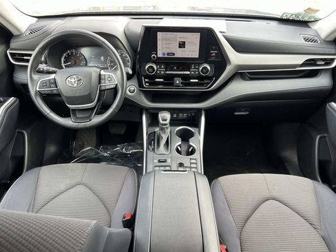 Used 2024 Toyota Highlander LE image 3
