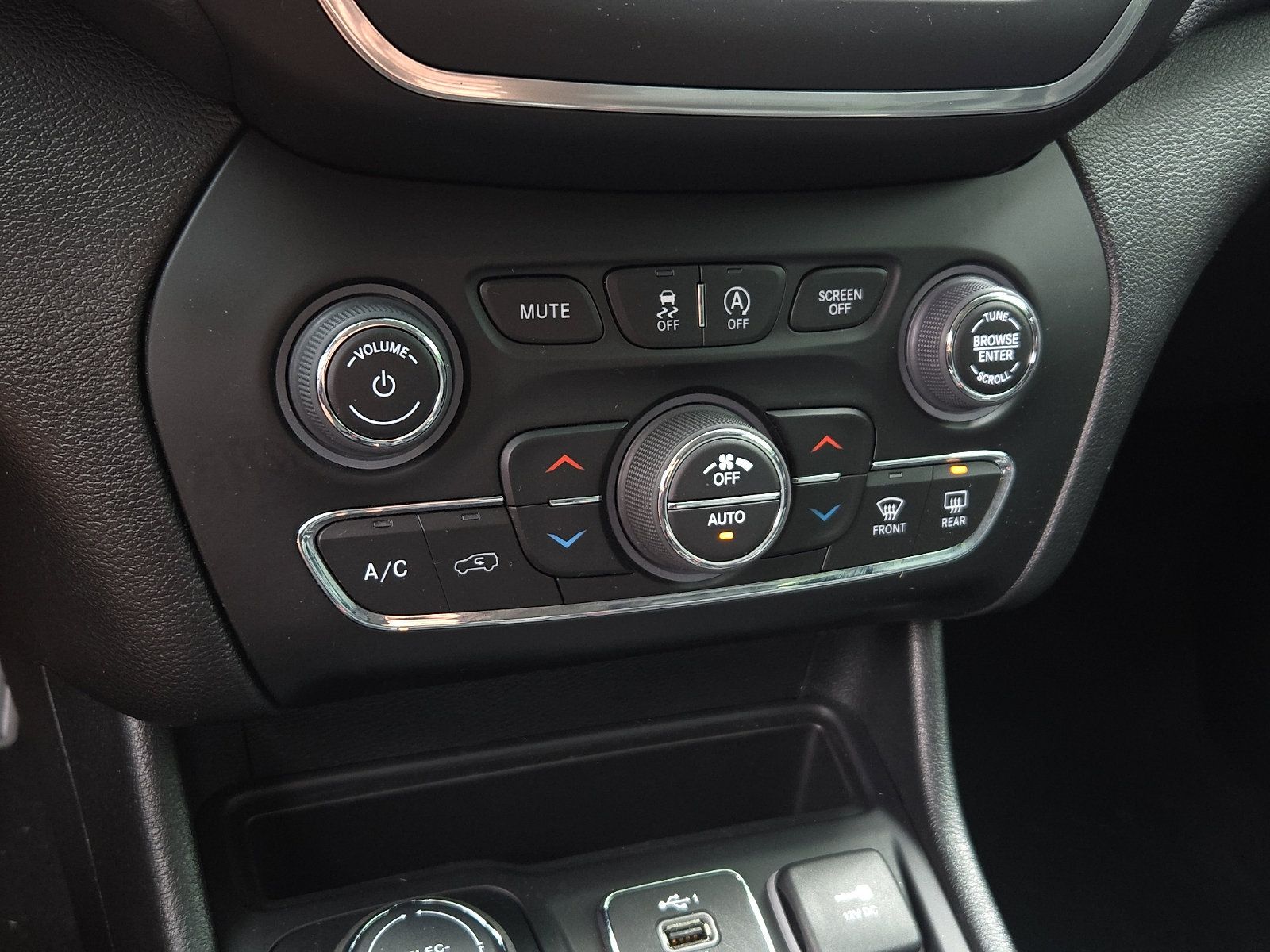 Used 2022 Jeep Cherokee Latitude Lux w/ Mopar Interior Package AWD/4WD image 15