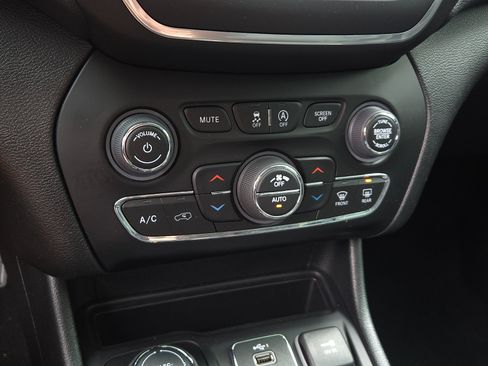 Used 2022 Jeep Cherokee Latitude Lux w/ Mopar Interior Package AWD/4WD image 15