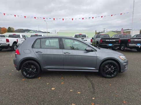 Used 2018 Volkswagen Golf SE image 6