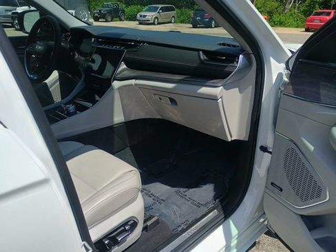 Used 2023 Jeep Grand Cherokee Overland w/ Luxury Tech Group IV AWD/4WD image 13