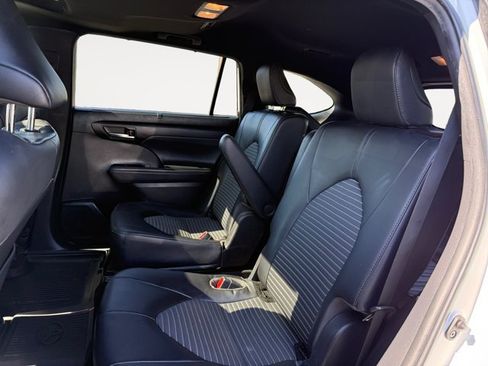 Used 2022 Toyota Highlander XSE AWD/4WD image 12
