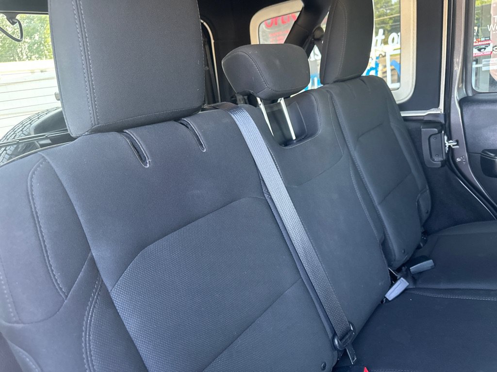 Used 2018 Jeep Wrangler Unlimited Sahara AWD/4WD image 16