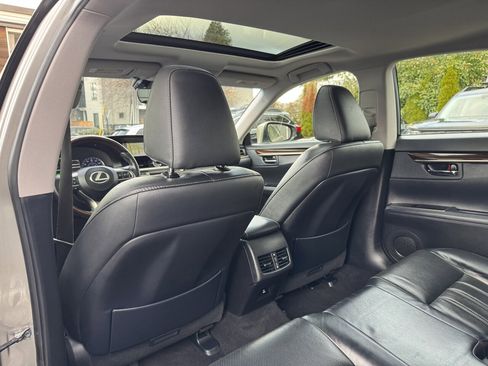 Used 2017 Lexus ES 300h w/ Luxury Package image 14