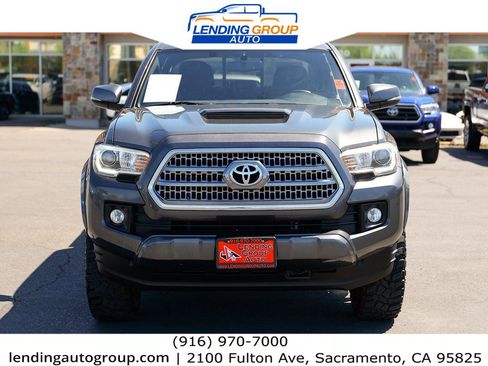 Used 2016 Toyota Tacoma TRD Sport image 2