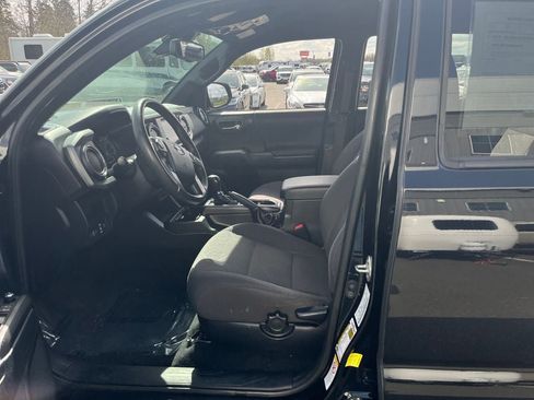 Used 2018 Toyota Tacoma TRD Off-Road AWD/4WD image 10