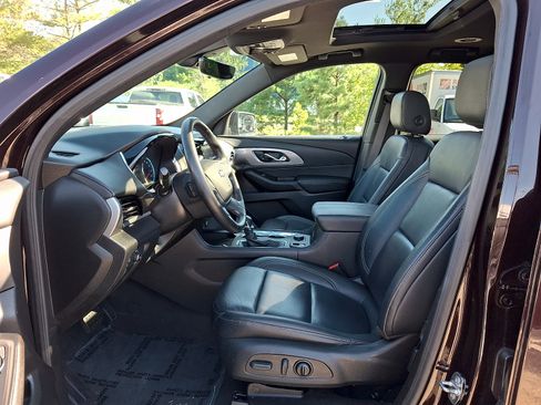 Used 2023 Chevrolet Traverse LT w/ LT Premium Package AWD/4WD image 14