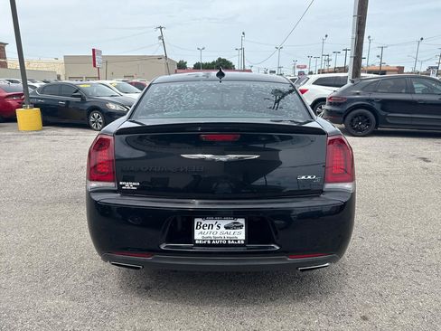 Used 2018 Chrysler 300 S RWD image 7