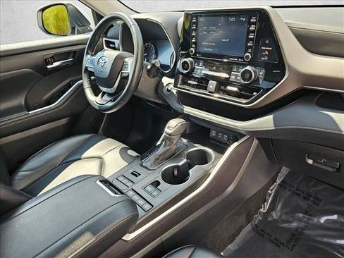 Used 2022 Toyota Highlander XLE AWD/4WD image 11