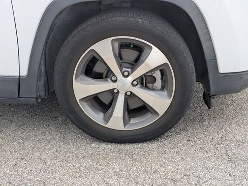 Used 2020 Jeep Cherokee Limited FWD image 11