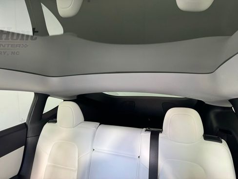 Used 2021 Tesla Model Y Long Range image 3