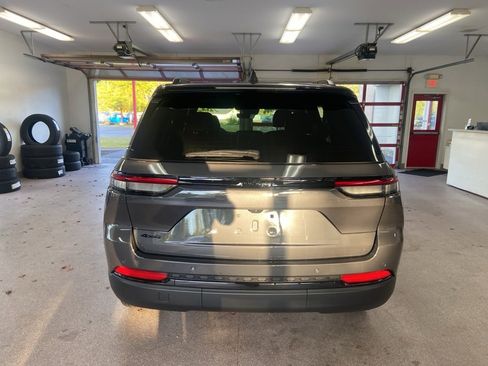 New 2025 Jeep Grand Cherokee Altitude image 9