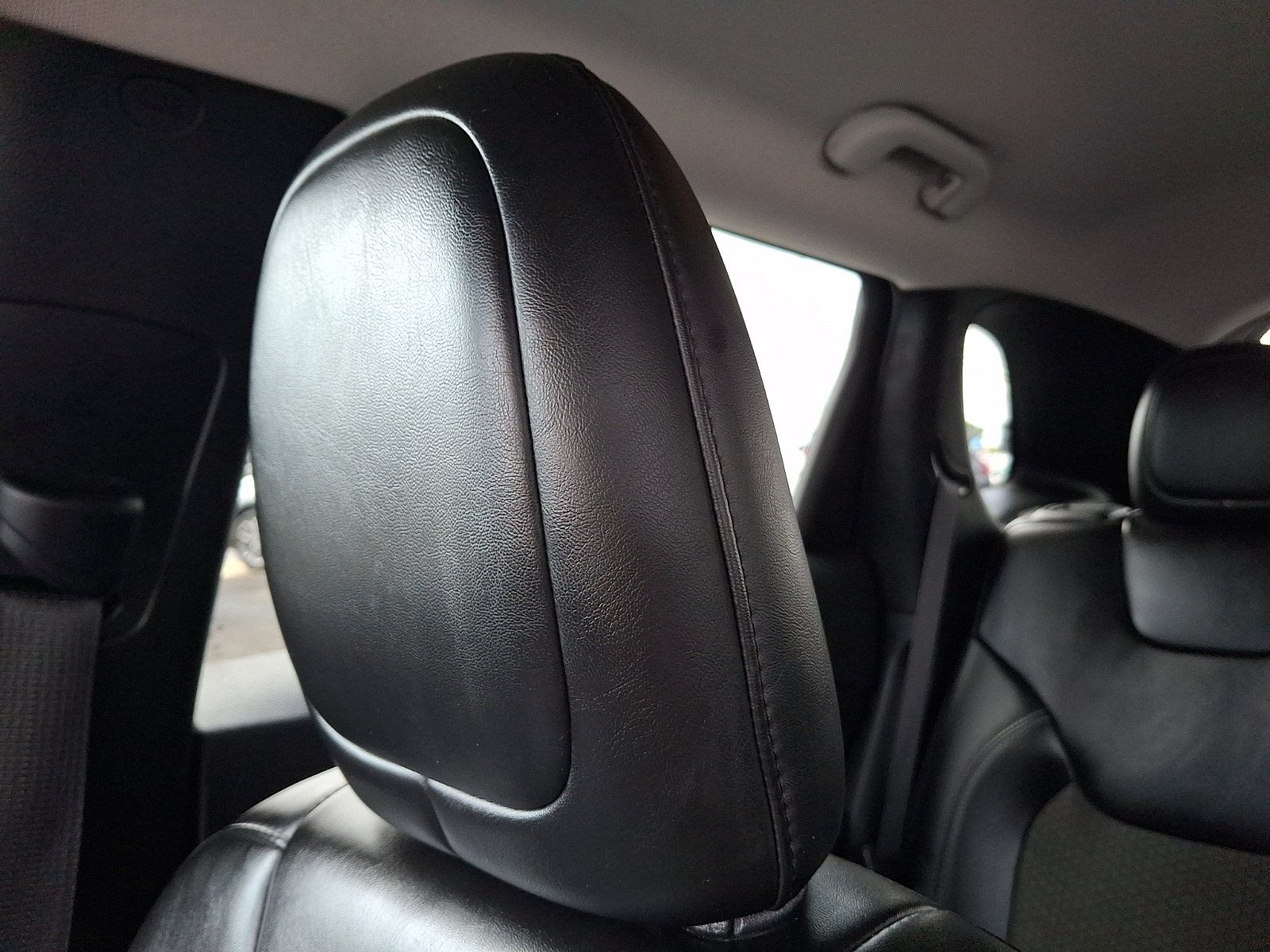 Used 2019 Jeep Cherokee Latitude Plus w/ Cold Weather Group AWD/4WD image 13