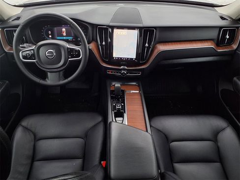 Used 2023 Volvo XC60 B5 Plus image 11