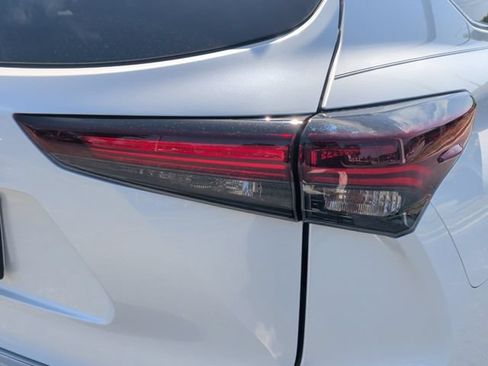 Used 2024 Toyota Highlander XLE AWD/4WD image 12