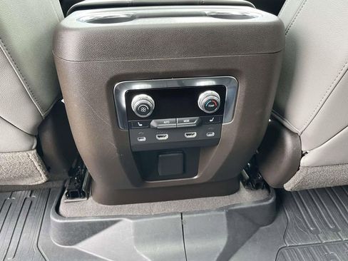 Used 2021 GMC Yukon SLT w/ SLT Premium Package image 15