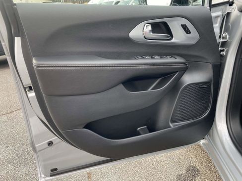 New 2026 Chrysler Pacifica Limited image 19