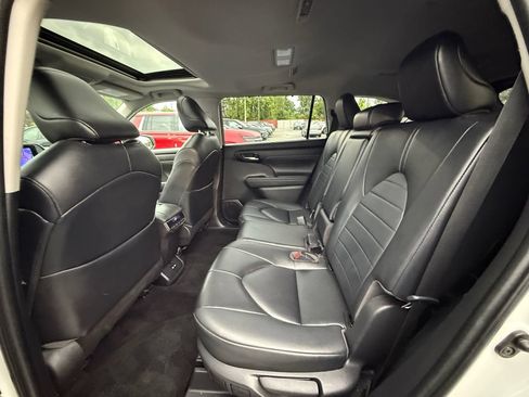 Used 2023 Toyota Highlander XLE AWD/4WD image 24