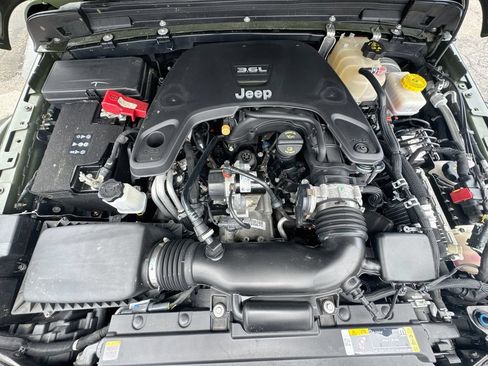 Used 2021 Jeep Wrangler Unlimited Rubicon w/ Dual Top Group AWD/4WD image 32