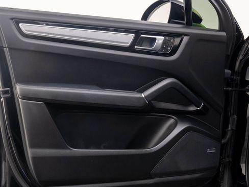 Used 2022 Porsche Cayenne Platinum Edition image 14