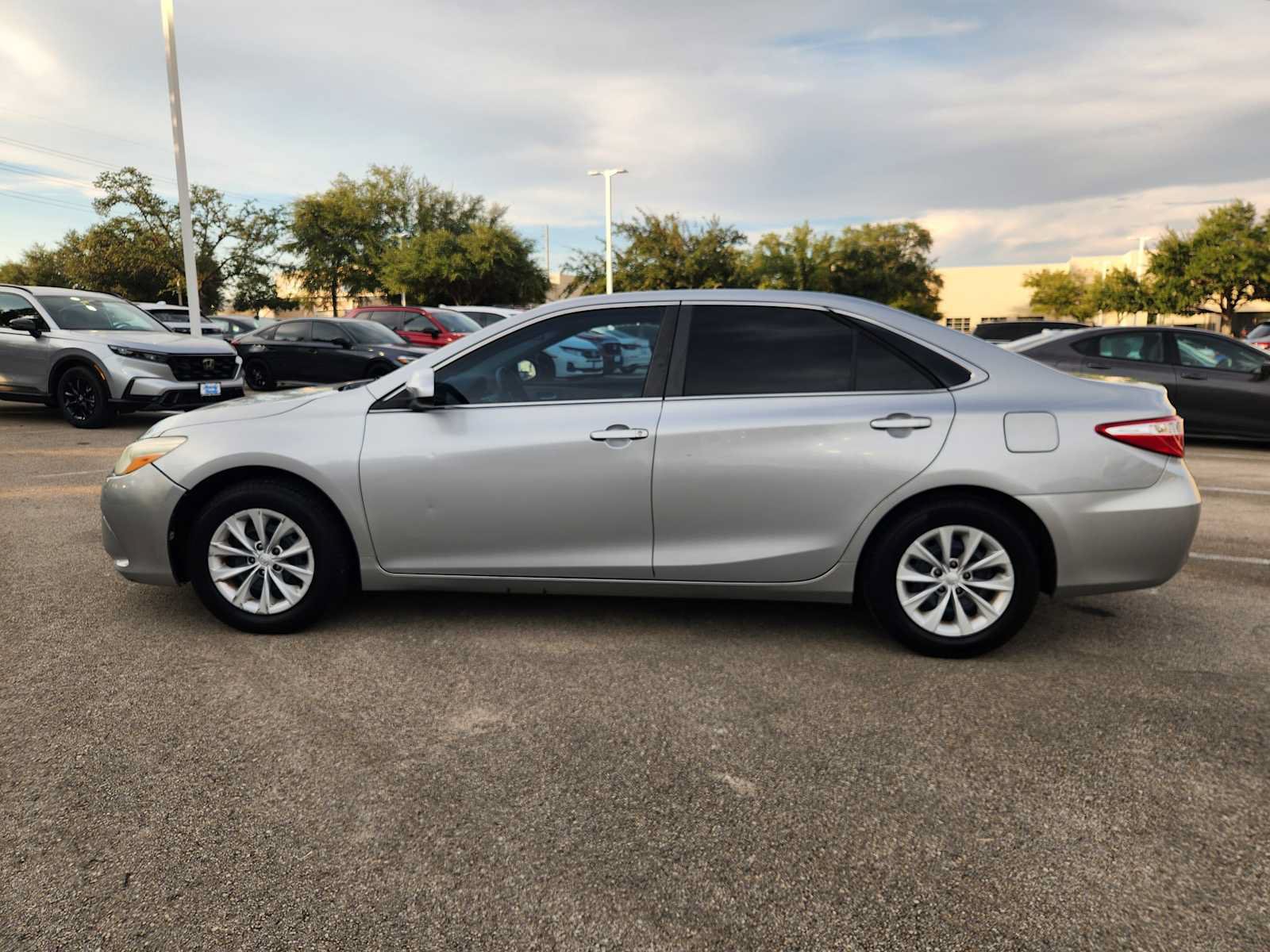 Used 2016 Toyota Camry LE FWD image 4