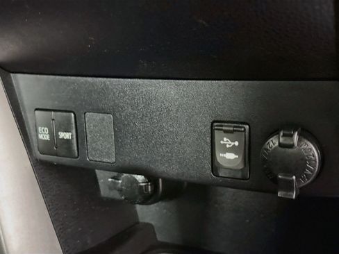 Used 2017 Toyota RAV4 LE FWD image 40