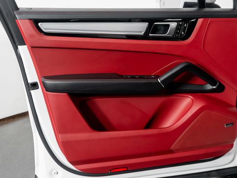 Used 2023 Porsche Cayenne Platinum Edition image 55