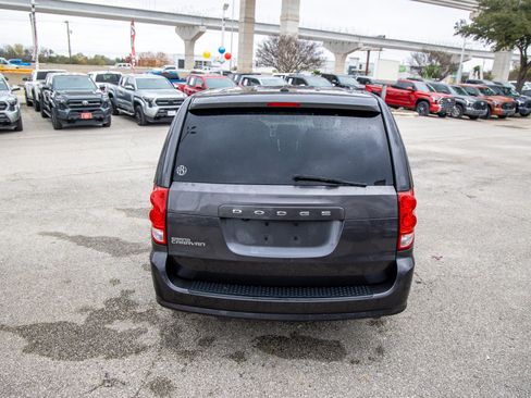 Used 2018 Dodge Grand Caravan SE image 8