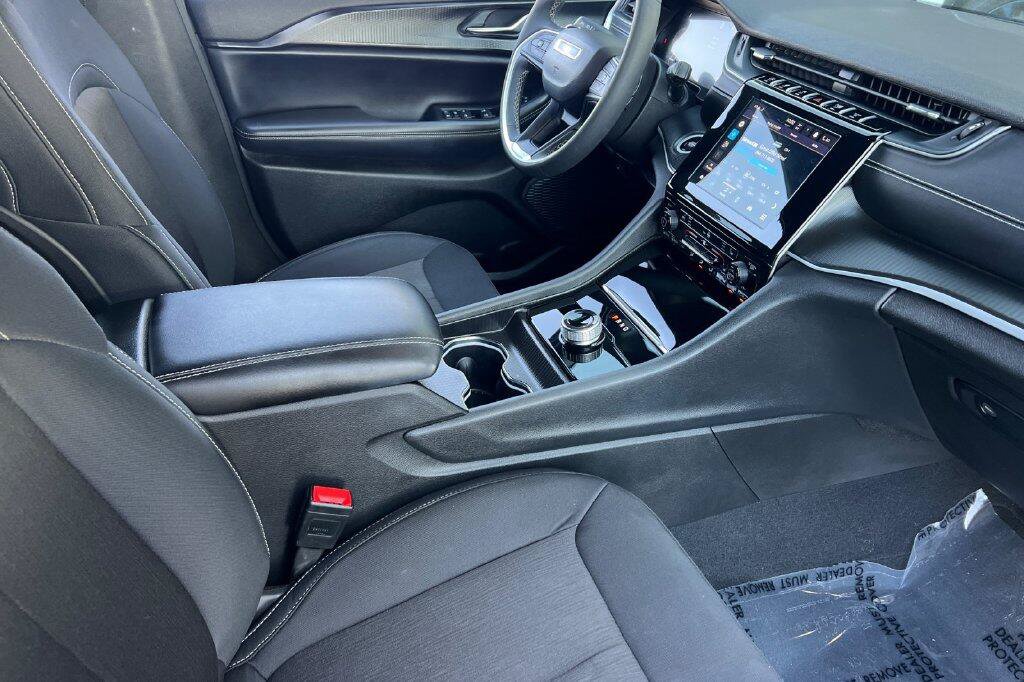 Used 2024 Jeep Grand Cherokee Laredo w/ Luxury Tech Group I RWD image 16