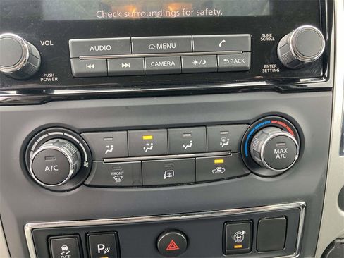 Used 2021 Nissan Titan SV image 18