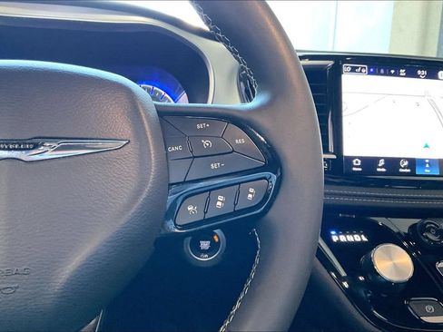 Used 2025 Chrysler Pacifica Limited FWD image 9