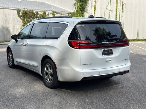 Used 2023 Chrysler Pacifica Limited FWD image 5