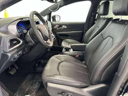 New 2025 Chrysler Pacifica Select image 5
