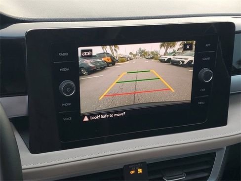 Certified 2025 Volkswagen Taos SE image 24