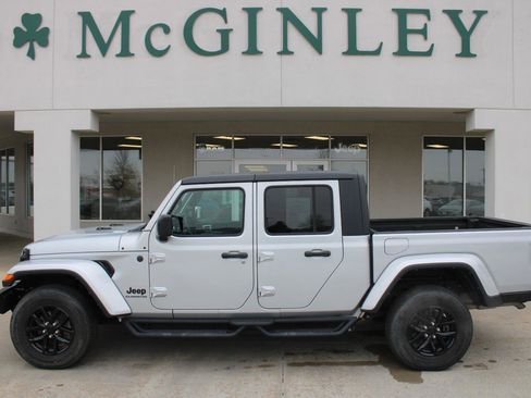 Used 2022 Jeep Gladiator Sport image 1